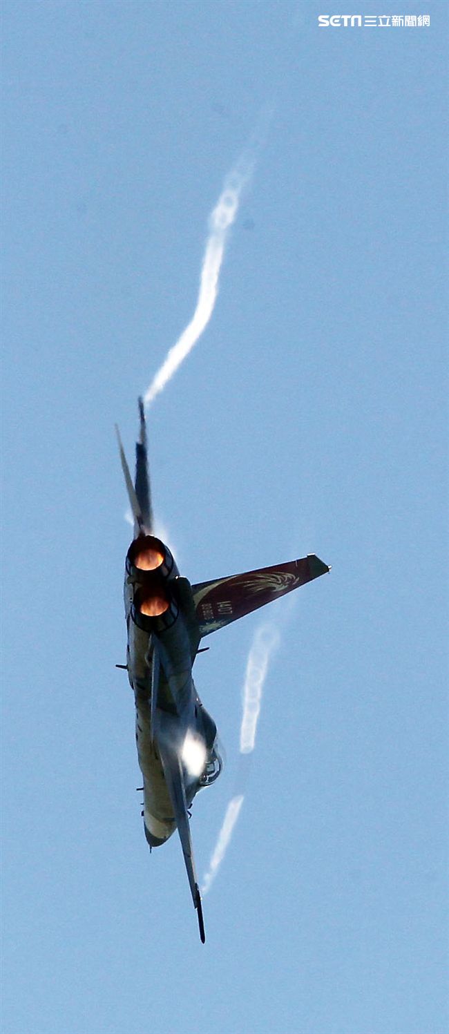 107空軍國防知性之旅營區開放台東志航基地登場，IDF經國號戰機實施高難度性能展示。（記者邱榮吉/台東拍攝）