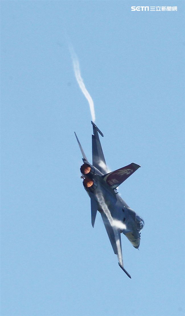 107空軍國防知性之旅營區開放台東志航基地登場，IDF經國號戰機實施高難度性能展示。（記者邱榮吉/台東拍攝）