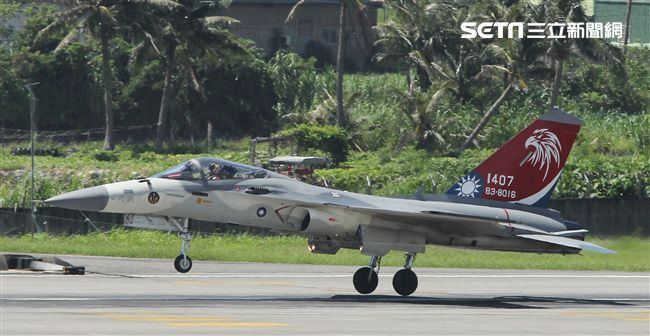 107空軍國防知性之旅營區開放台東志航基地登場，IDF經國號戰機實施高難度性能展示。（記者邱榮吉/台東拍攝）