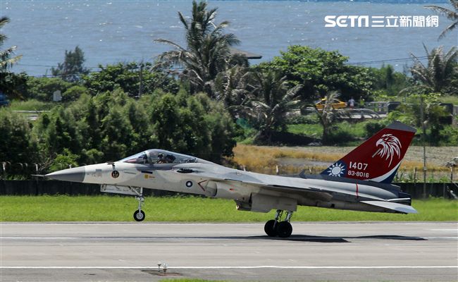 107空軍國防知性之旅營區開放台東志航基地登場，IDF經國號戰機實施高難度性能展示。（記者邱榮吉/台東拍攝）