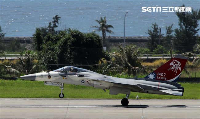 107空軍國防知性之旅營區開放台東志航基地登場，IDF經國號戰機實施高難度性能展示。（記者邱榮吉/台東拍攝）