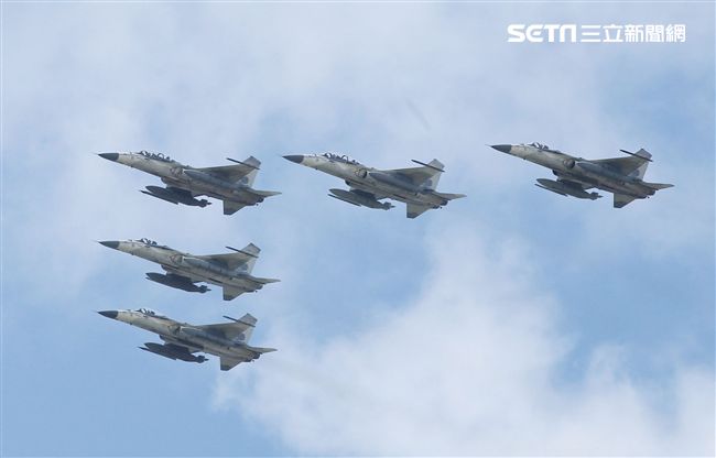 107空軍國防知性之旅營區開放台東志航基地登場，IDF經國號戰機實施高難度性能展示。（記者邱榮吉/台東拍攝）