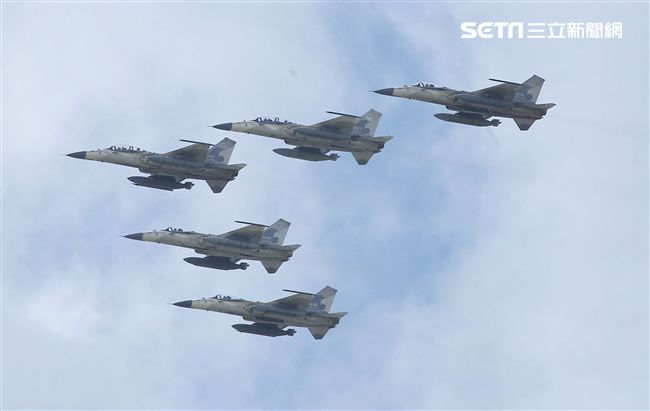 107空軍國防知性之旅營區開放台東志航基地登場，IDF經國號戰機實施高難度性能展示。（記者邱榮吉/台東拍攝）