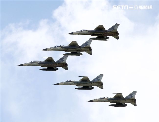 107空軍國防知性之旅營區開放台東志航基地登場，IDF經國號戰機實施高難度性能展示。（記者邱榮吉/台東拍攝）