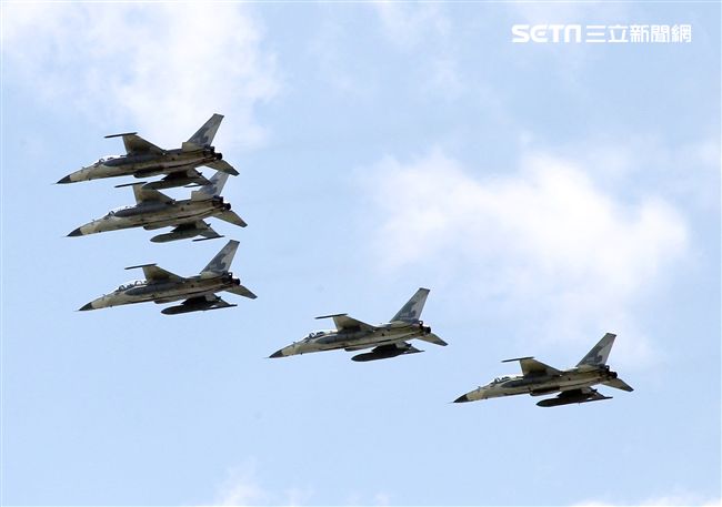 107空軍國防知性之旅營區開放台東志航基地登場，IDF經國號戰機實施高難度性能展示。（記者邱榮吉/台東拍攝）