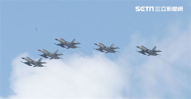 107空軍國防知性之旅營區開放台東志航基地登場，IDF經國號戰機實施高難度性能展示。（記者邱榮吉/台東拍攝）