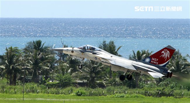 107空軍國防知性之旅營區開放台東志航基地登場，IDF經國號戰機實施高難度性能展示。（記者邱榮吉/台東拍攝）