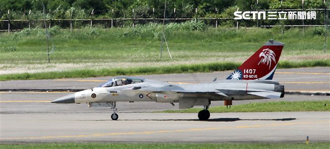 107空軍國防知性之旅營區開放台東志航基地登場，IDF經國號戰機實施高難度性能展示。（記者邱榮吉/台東拍攝）