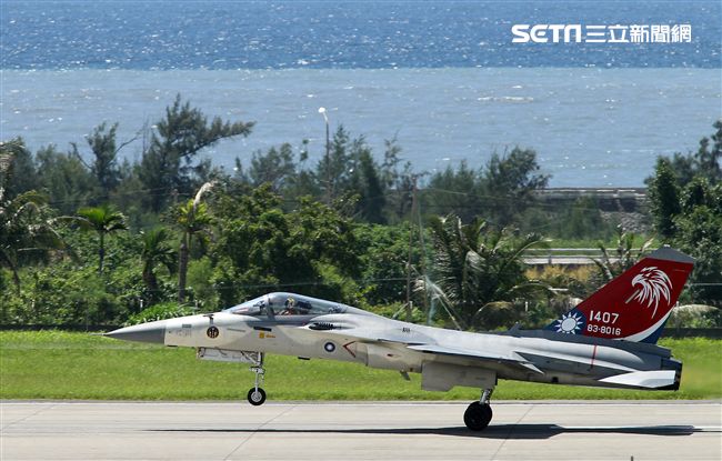 107空軍國防知性之旅營區開放台東志航基地登場，IDF經國號戰機實施高難度性能展示。（記者邱榮吉/台東拍攝）