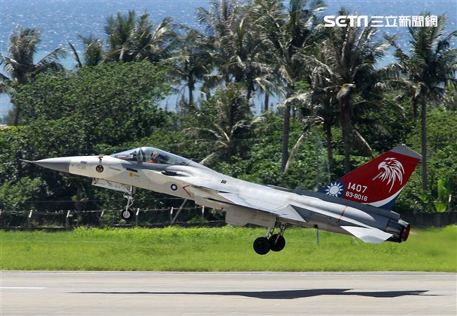 107空軍國防知性之旅營區開放台東志航基地登場，IDF經國號戰機實施高難度性能展示。（記者邱榮吉/台東拍攝）