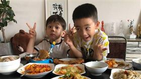霍思燕16日在微博曬出Jasper/小小春 跟嗯哼一起同桌吃飯的可愛模樣。(翻攝微博)
