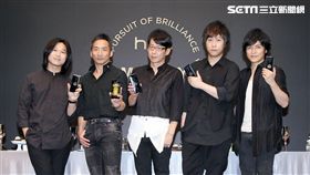 五月天玩自拍與粉絲們度過難忘的夏天。（記者邱榮吉/攝影）