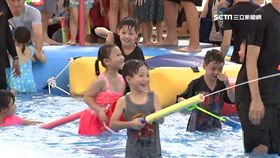 20米長戲水池! 揭北、中、南都市「玩水熱點」
夏天不想出遠門玩水，其實都市內就找得到玩水景點。像是金控的金融園區就搬來一個長20米的戲水池，還有闖關活動讓家長能帶小朋友玩一個下午；另外還有大佳河濱公園，也有兒童戲水區能讓小朋友享受水霧；往中南部走也有許多都市內就找得到的玩水熱點，不要跑遠路輕鬆玩。