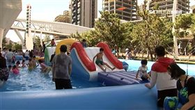20米長戲水池! 揭北、中、南都市「玩水熱點」
夏天不想出遠門玩水，其實都市內就找得到玩水景點。像是金控的金融園區就搬來一個長20米的戲水池，還有闖關活動讓家長能帶小朋友玩一個下午；另外還有大佳河濱公園，也有兒童戲水區能讓小朋友享受水霧；往中南部走也有許多都市內就找得到的玩水熱點，不要跑遠路輕鬆玩。