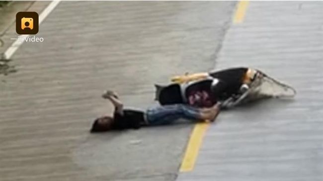 邊騎邊滑撞車摔地　女躺地繼續玩手機