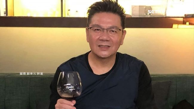 店倒掛布條嗆綠　藍參選人遭爆炫富！