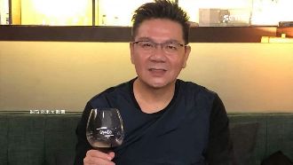 店倒掛布條嗆綠　藍參選人遭爆炫富！