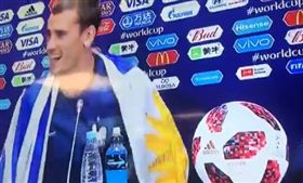 半個烏拉圭人　格里茲曼披烏國旗受訪
世足,世界盃,法國,格里茲曼,Antoine Griezmann,烏拉圭,國旗
翻攝自推特
