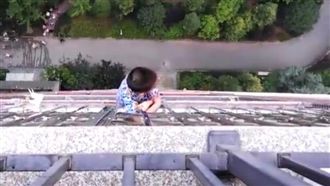 驚！懸掛窗台　5歲童險從20樓墜下
