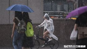 颱風瑪莉亞來襲，台北市區民眾冒風雨下班，風雨、大雨、豪雨。 （圖／記者林敬旻攝）