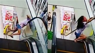 長髮妹頭卡電扶梯　拔出瞬間超驚悚