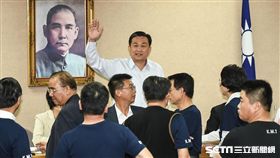 國防及外交委員會審查軍改，國民黨立委程序發言，召委王定宇。 （圖／記者林敬旻攝）