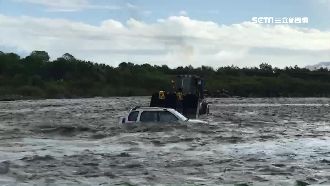 道路突崩塌　男駕休旅車陷溪裡險滅頂