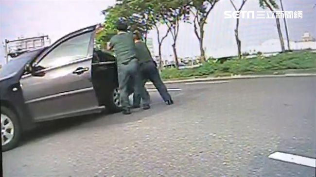 小三想分手　小王假約唱歌「霸占」她