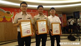 全國替代役藝文競賽頒獎典禮三個組別的第一名。黃瀚增(左起)、游政璋、鐘唯員（圖／彰化醫院提供）