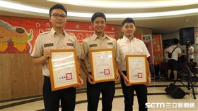 107年全國替代役役男藝文競賽頒獎典禮頒獎典禮攝影組、徵文組、微電影組三組別的第一名分別是黃瀚增（左起）、游政璋、鐘唯員。（圖／彰化醫院提供）