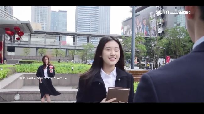柯P旁正妹遭起底　高中就是風雲人物