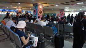 小三通更便利搭配活動潮　金門陸客人數增金門縣政府觀光處4日表示，移民署今年1月陸續放寬小三通便利措施，搭配金廈合作舉辦多項活動，都是促使小三通人數與陸客人數持續攀升原因。圖為金門水頭碼頭大廳旅客等候情形。（資料照片）中央社記者黃慧敏攝　107年6月4日