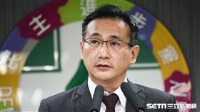 民進黨發言人鄭運鵬公布選對會決議。 （圖／記者林敬旻攝）