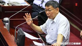 台北市長柯文哲赴市議會備詢。 （圖／記者林敬旻攝）
