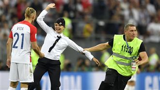 抗議妹子被拉出場　不忘跟球星擊掌