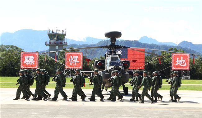 AH-64E阿帕契攻擊直升機「全作戰能力」成軍典禮。（記者邱榮吉/龍潭拍攝）