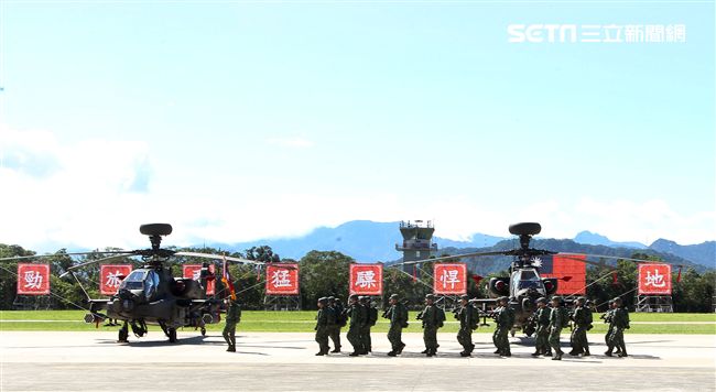 AH-64E阿帕契攻擊直升機「全作戰能力」成軍典禮。（記者邱榮吉/龍潭拍攝）