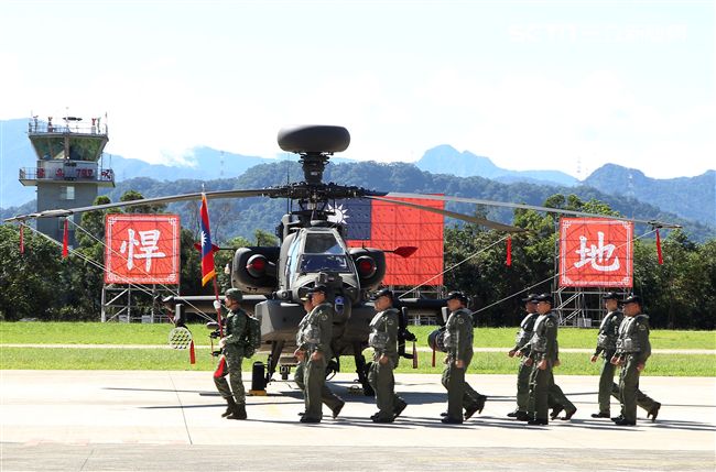 AH-64E阿帕契攻擊直升機「全作戰能力」成軍典禮。（記者邱榮吉/龍潭拍攝）