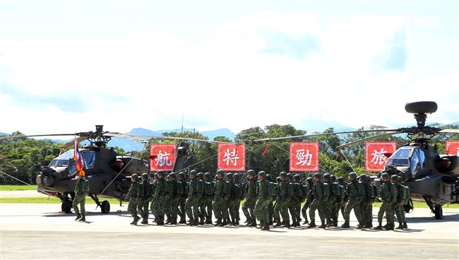 AH-64E阿帕契攻擊直升機「全作戰能力」成軍典禮。（記者邱榮吉/龍潭拍攝）