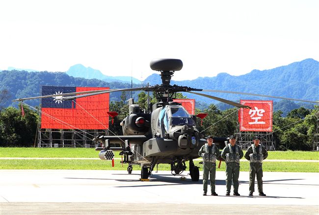 AH-64E阿帕契攻擊直升機「全作戰能力」成軍典禮。（記者邱榮吉/龍潭拍攝）