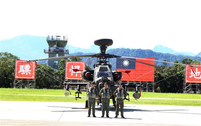 AH-64E阿帕契攻擊直升機「全作戰能力」成軍典禮。（記者邱榮吉/龍潭拍攝）