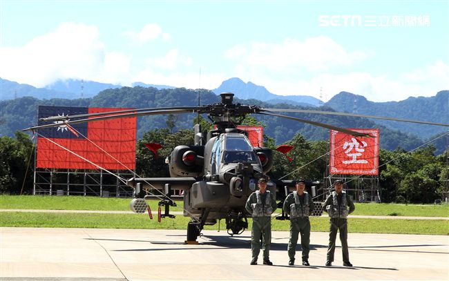 AH-64E阿帕契攻擊直升機「全作戰能力」成軍典禮。（記者邱榮吉/龍潭拍攝）