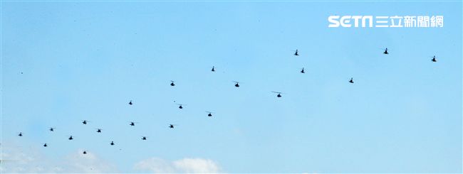 AH-64E阿帕契攻擊直升機「全作戰能力」成軍典禮，空中分列式。（記者邱榮吉/龍潭拍攝）