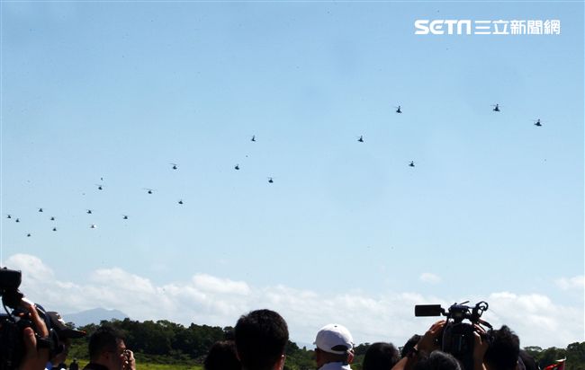 AH-64E阿帕契攻擊直升機「全作戰能力」成軍典禮，空中分列式。（記者邱榮吉/龍潭拍攝）
