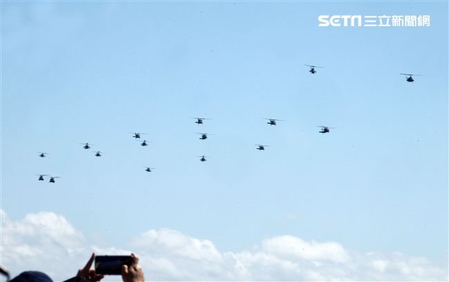 AH-64E阿帕契攻擊直升機「全作戰能力」成軍典禮，空中分列式。（記者邱榮吉/龍潭拍攝）