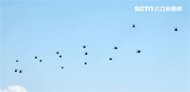 AH-64E阿帕契攻擊直升機「全作戰能力」成軍典禮，空中分列式。（記者邱榮吉/龍潭拍攝）