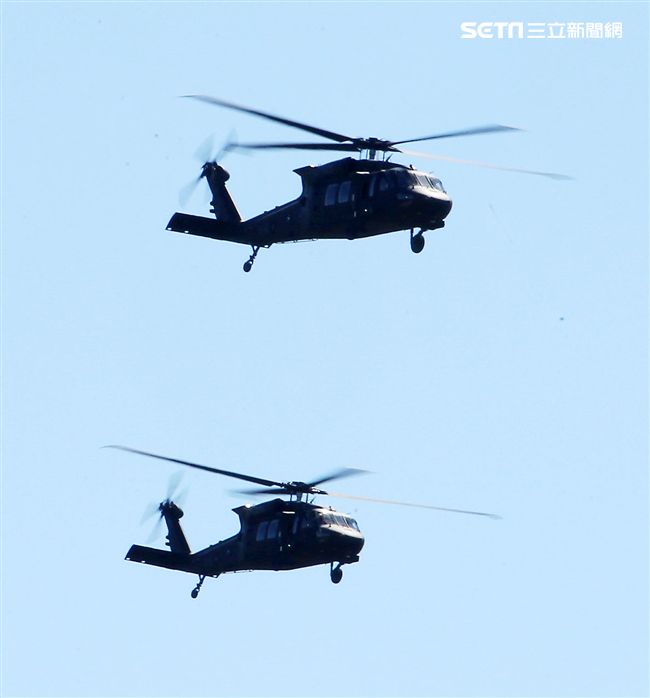 AH-64E阿帕契攻擊直升機「全作戰能力」成軍典禮，空中分列式。（記者邱榮吉/龍潭拍攝）