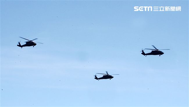 AH-64E阿帕契攻擊直升機「全作戰能力」成軍典禮，空中分列式。（記者邱榮吉/龍潭拍攝）