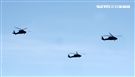 AH-64E阿帕契攻擊直升機「全作戰能力」成軍典禮，空中分列式。（記者邱榮吉/龍潭拍攝）