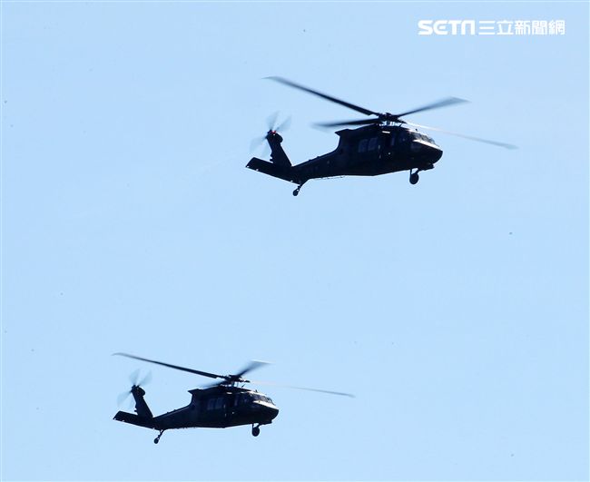 AH-64E阿帕契攻擊直升機「全作戰能力」成軍典禮，空中分列式。（記者邱榮吉/龍潭拍攝）